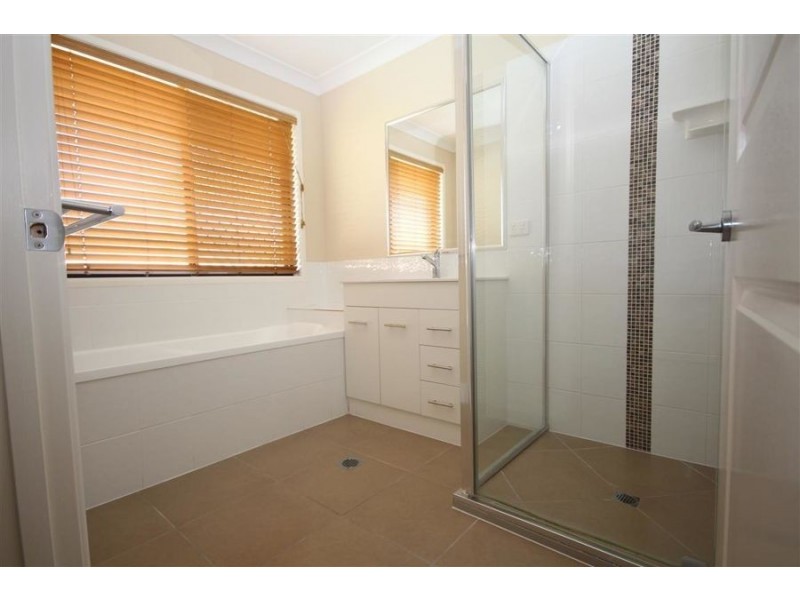 14 Parkes Drive, Tenterfield NSW 2372