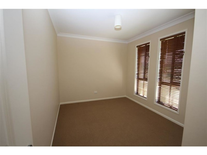 14 Parkes Drive, Tenterfield NSW 2372