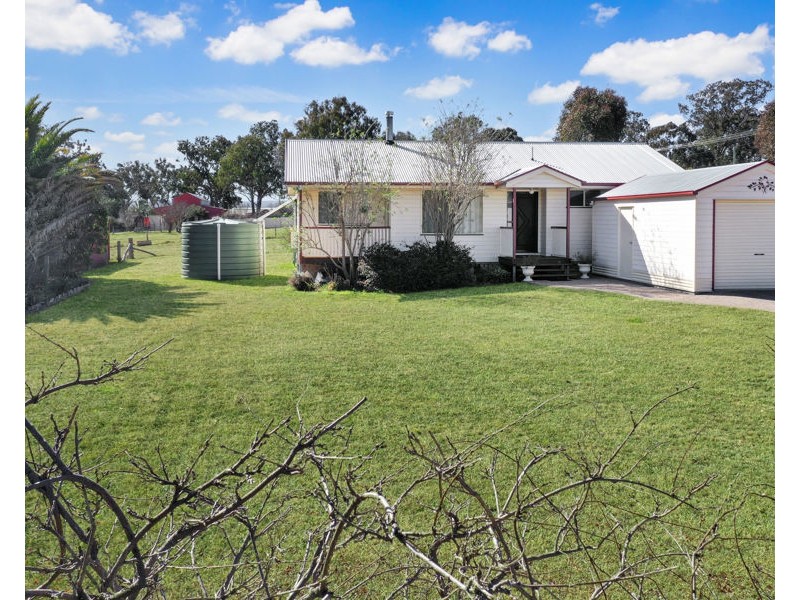 16 Clive Street, Tenterfield NSW 2372