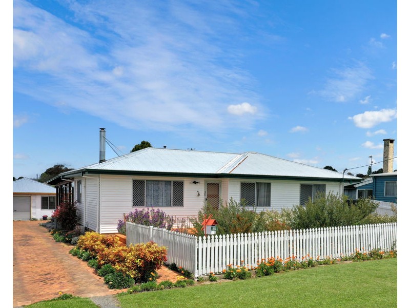 35 Railway Street, Tenterfield NSW 2372