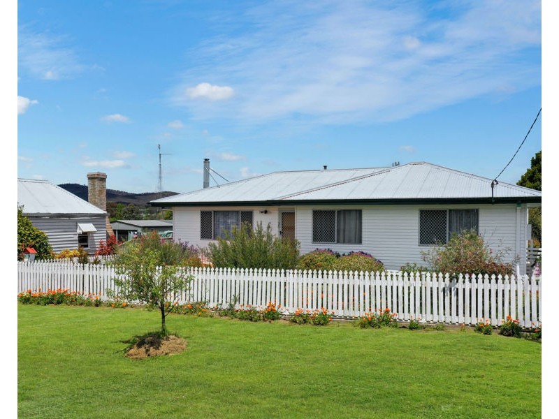 35 Railway Street, Tenterfield NSW 2372