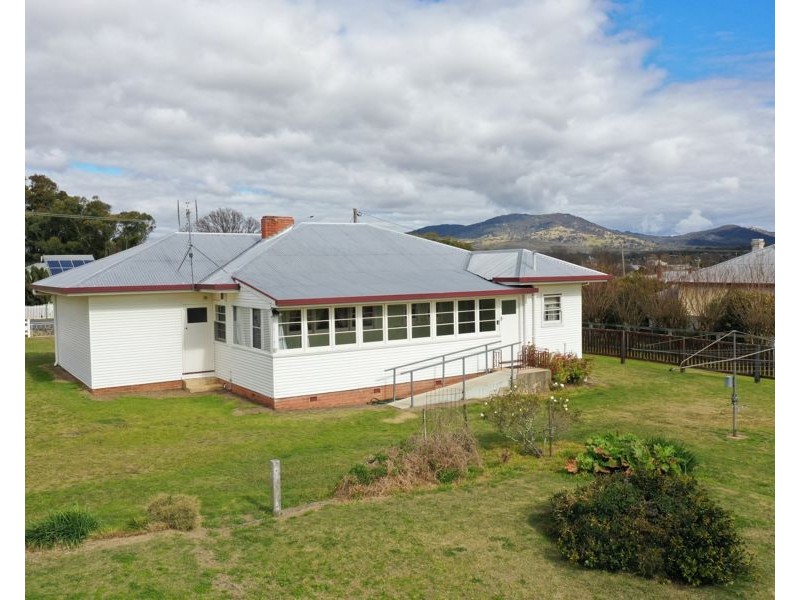 84 Martin Street, Tenterfield NSW 2372