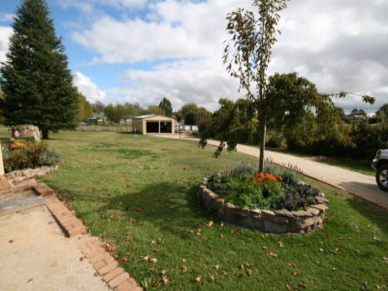 14 Clarence Street, Tenterfield NSW 2372