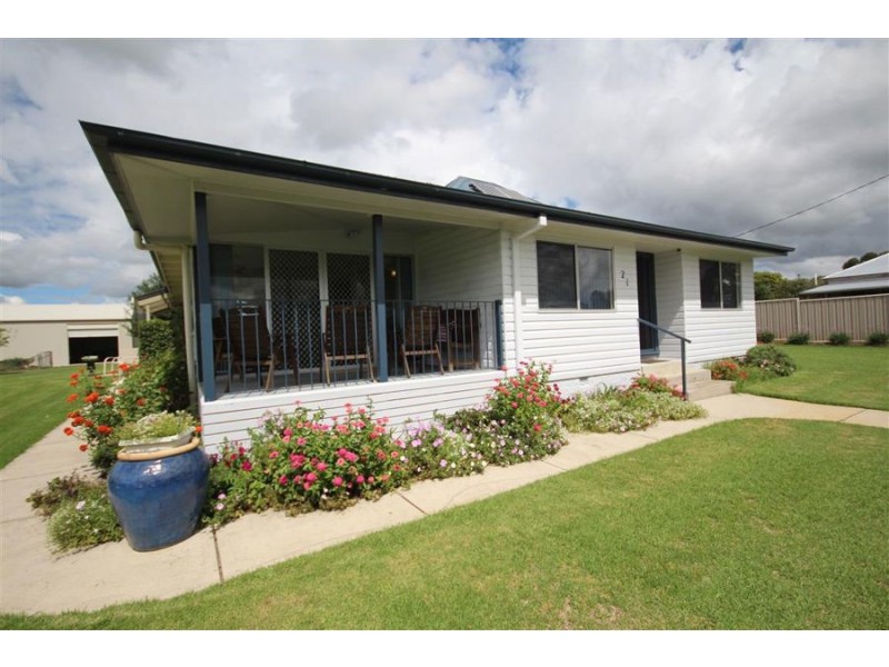21 Douglas Street, Tenterfield NSW 2372