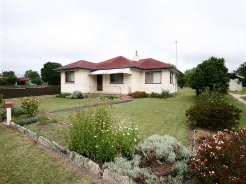 8 Duncan Street, Tenterfield NSW 2372