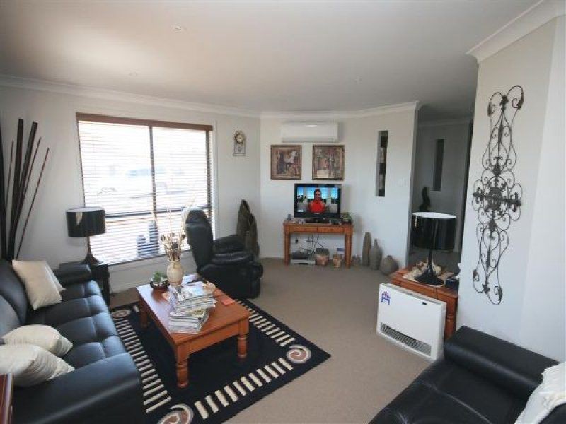 24 Parkes Drive, Tenterfield NSW 2372