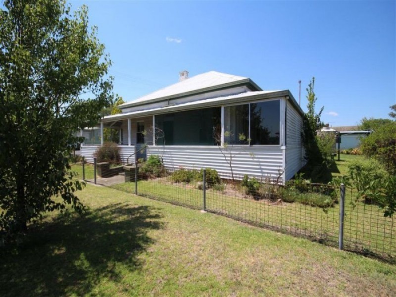 137 Miles Street, Tenterfield NSW 2372