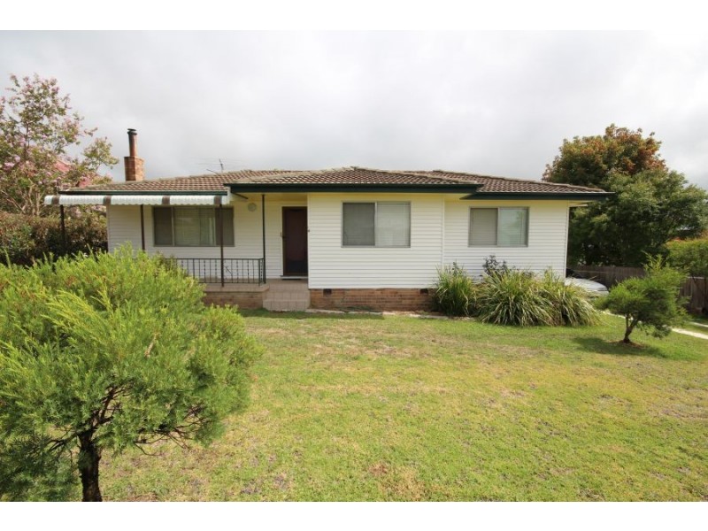 14 Molesworth Street, Tenterfield NSW 2372