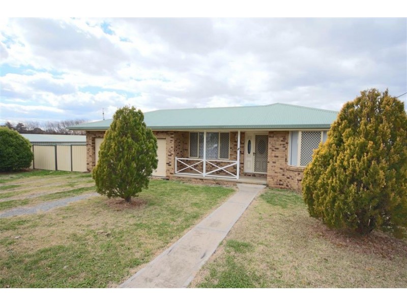 29 George Street, Tenterfield NSW 2372