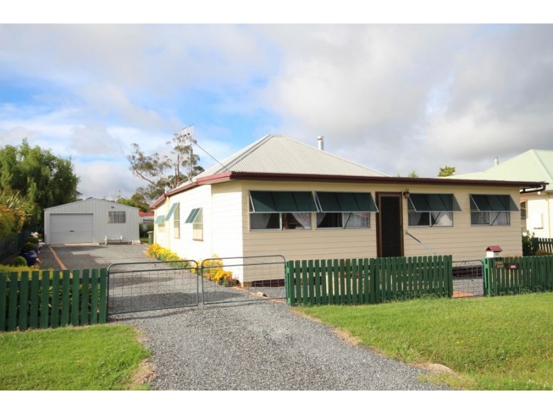 22 Railway Street, Tenterfield NSW 2372