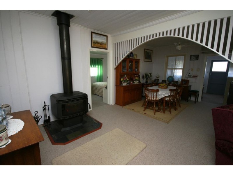22 Railway Street, Tenterfield NSW 2372