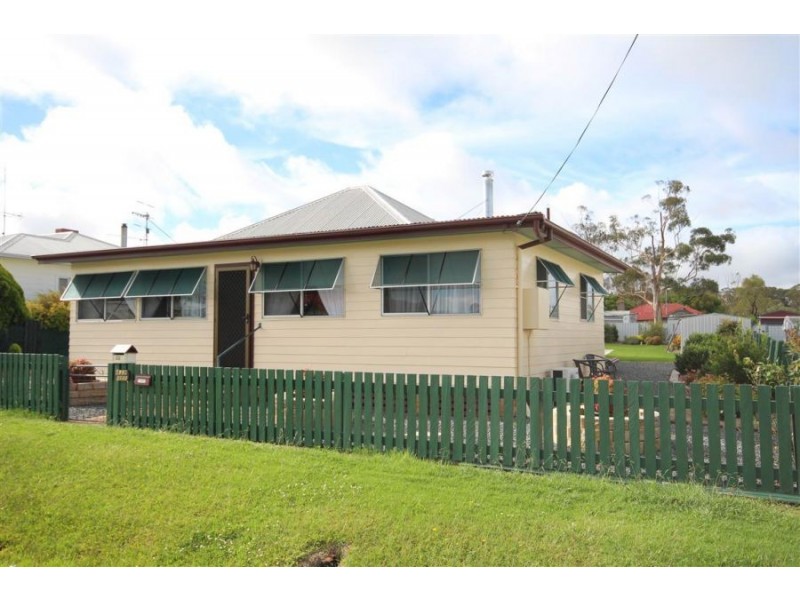 22 Railway Street, Tenterfield NSW 2372