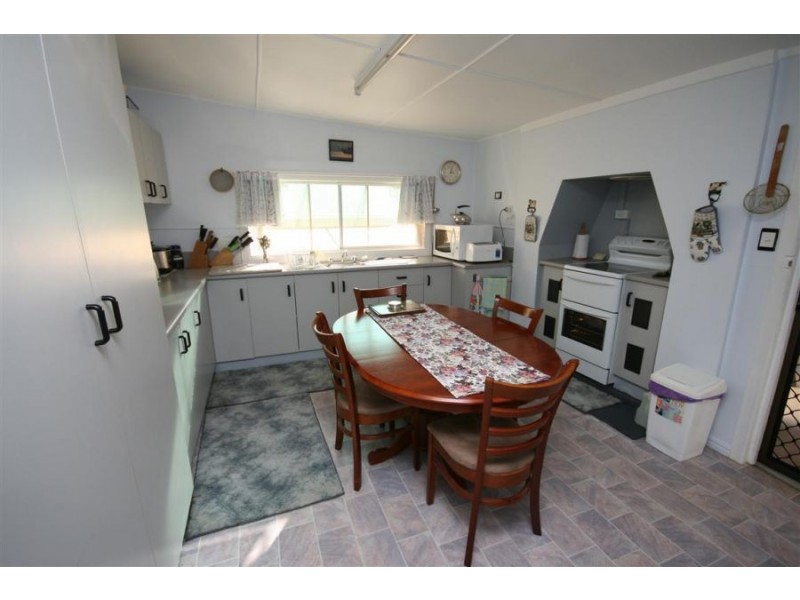 22 Railway Street, Tenterfield NSW 2372