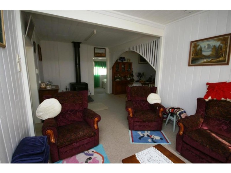 22 Railway Street, Tenterfield NSW 2372