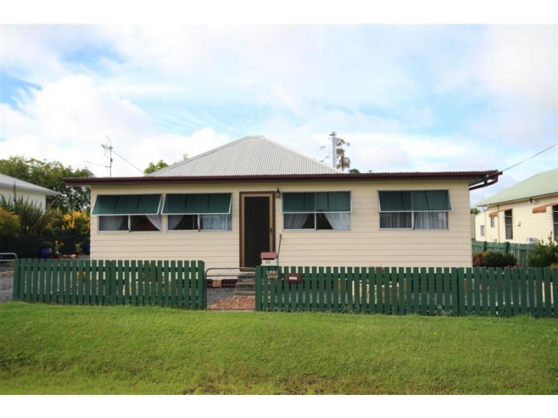 22 Railway Street, Tenterfield NSW 2372