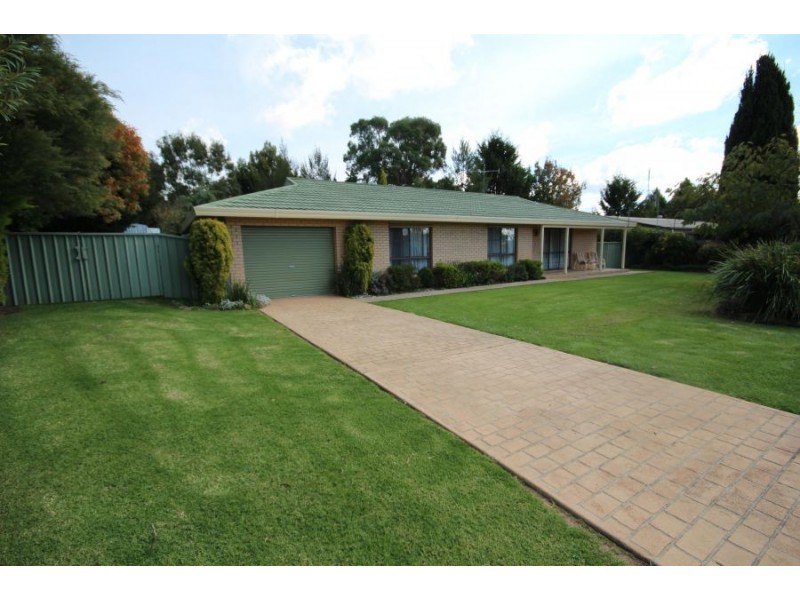 24 George Street, Tenterfield NSW 2372