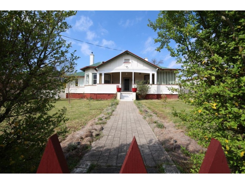 111 Molesworth Street, Tenterfield NSW 2372