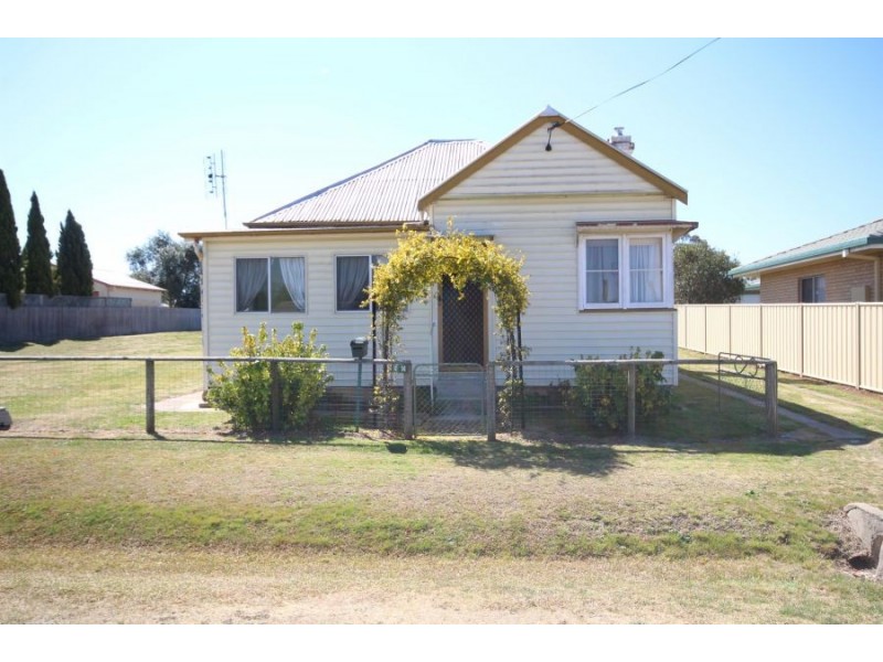 14 Railway Street, Tenterfield NSW 2372