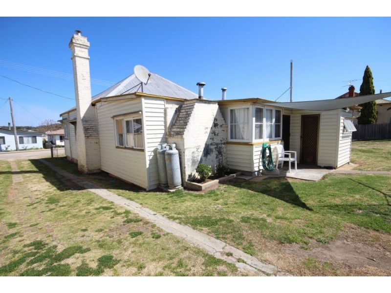 14 Railway Street, Tenterfield NSW 2372