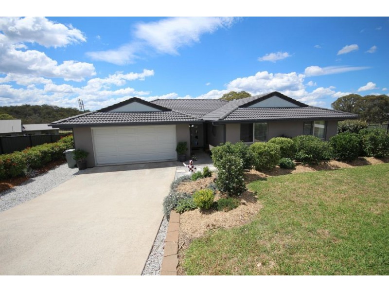 11 Parkes Drive, Tenterfield NSW 2372