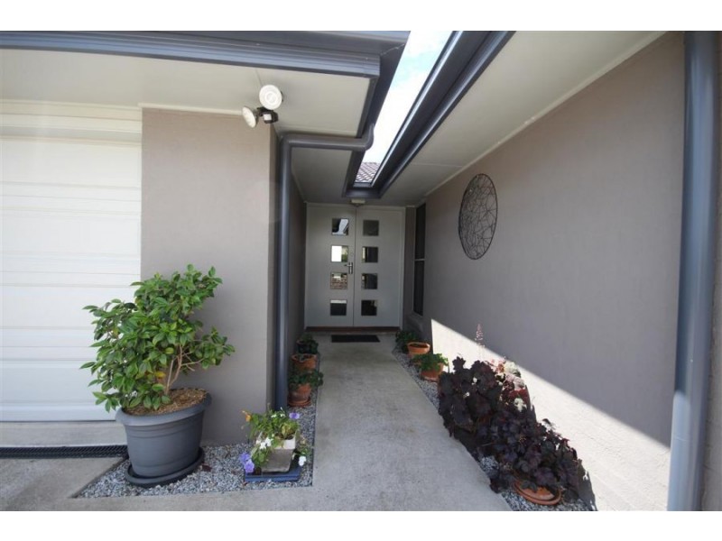 11 Parkes Drive, Tenterfield NSW 2372