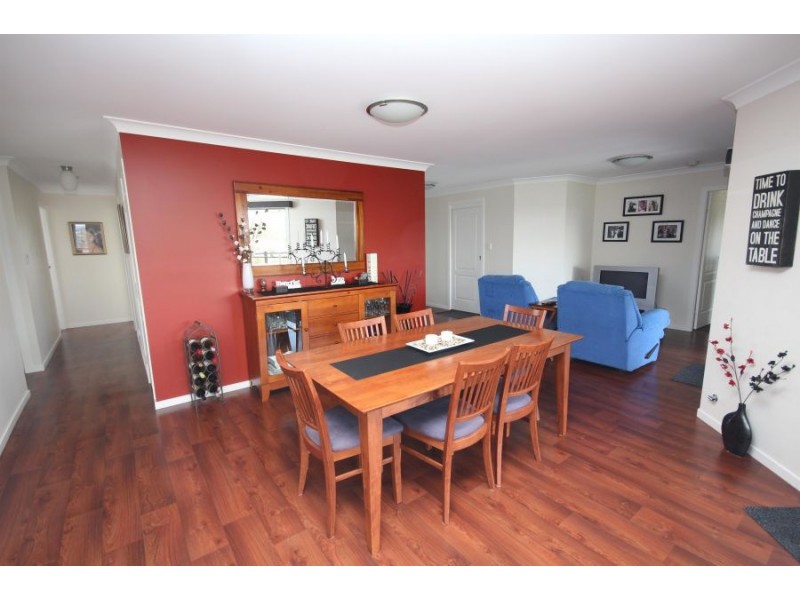 11 Parkes Drive, Tenterfield NSW 2372