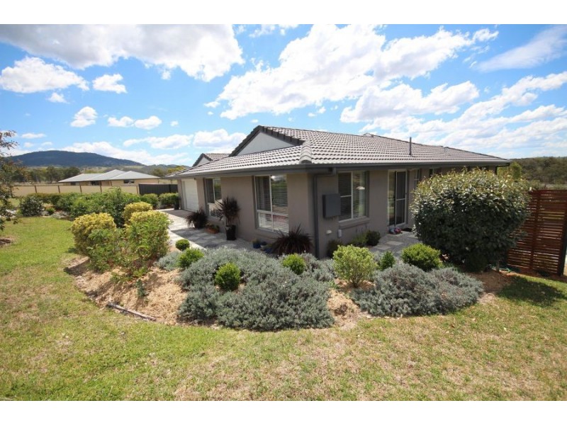 11 Parkes Drive, Tenterfield NSW 2372