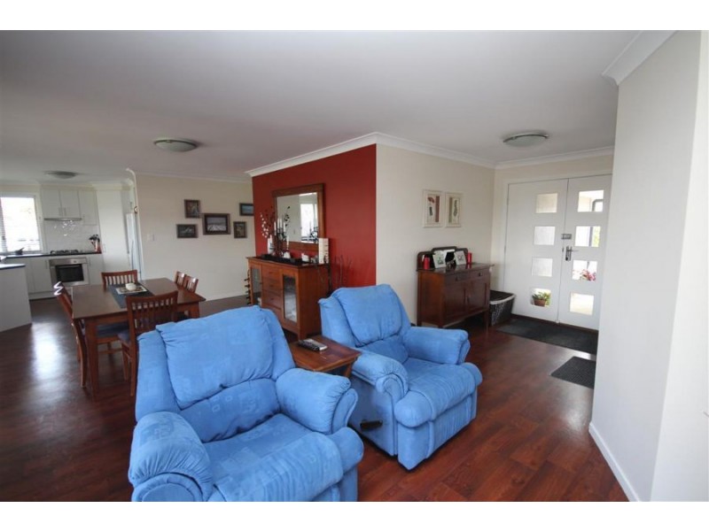 11 Parkes Drive, Tenterfield NSW 2372