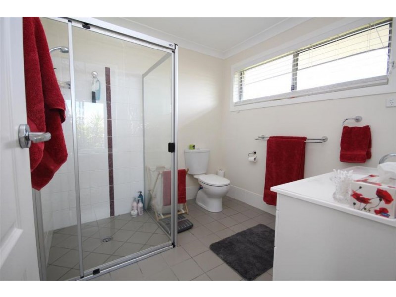 11 Parkes Drive, Tenterfield NSW 2372
