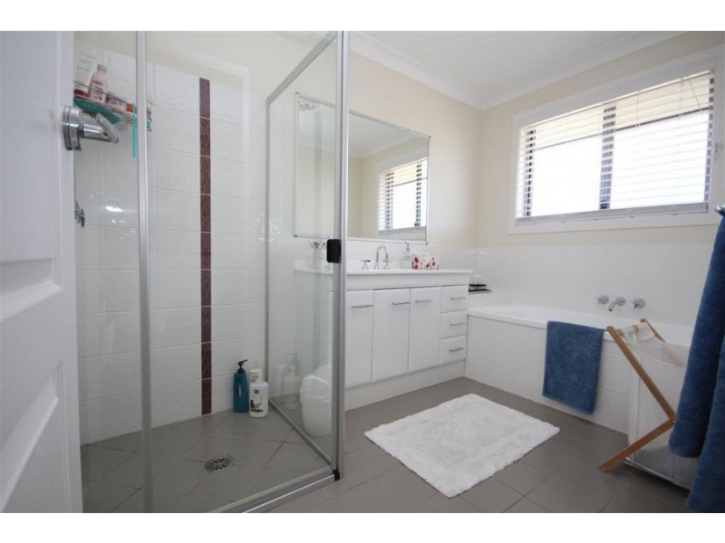 11 Parkes Drive, Tenterfield NSW 2372