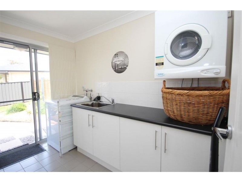 11 Parkes Drive, Tenterfield NSW 2372