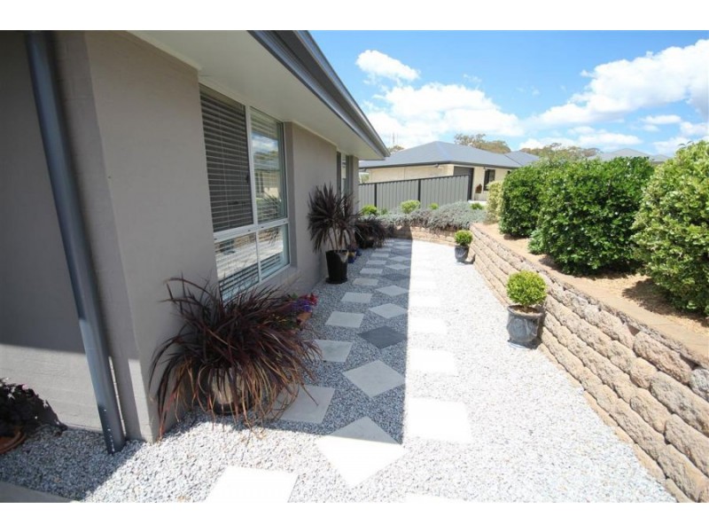 11 Parkes Drive, Tenterfield NSW 2372