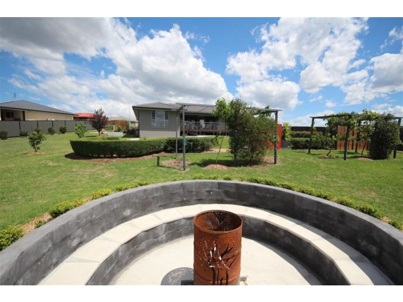 11 Parkes Drive, Tenterfield NSW 2372