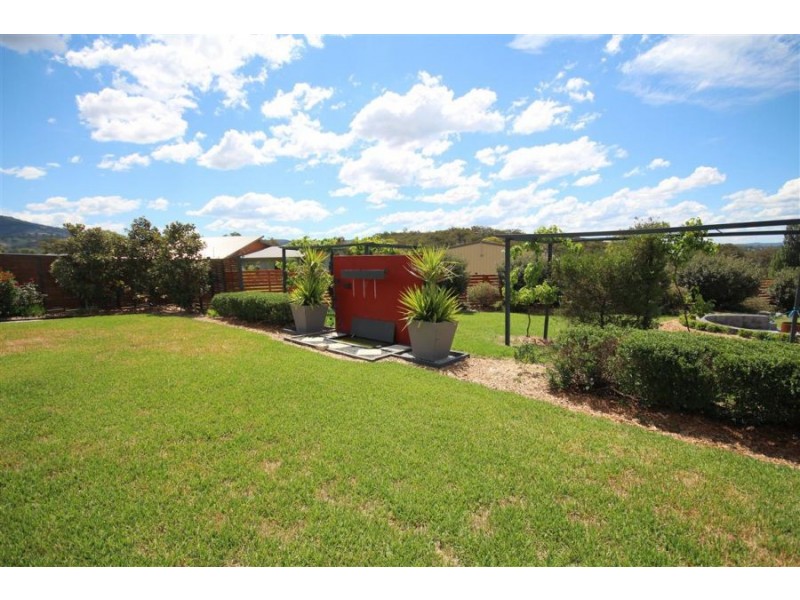 11 Parkes Drive, Tenterfield NSW 2372