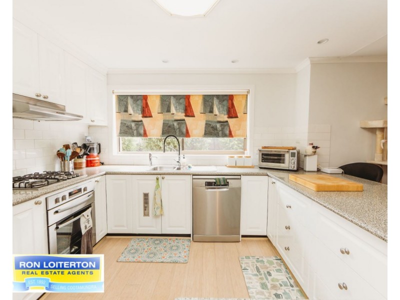 27 Hemet Cres, Cootamundra NSW 2590