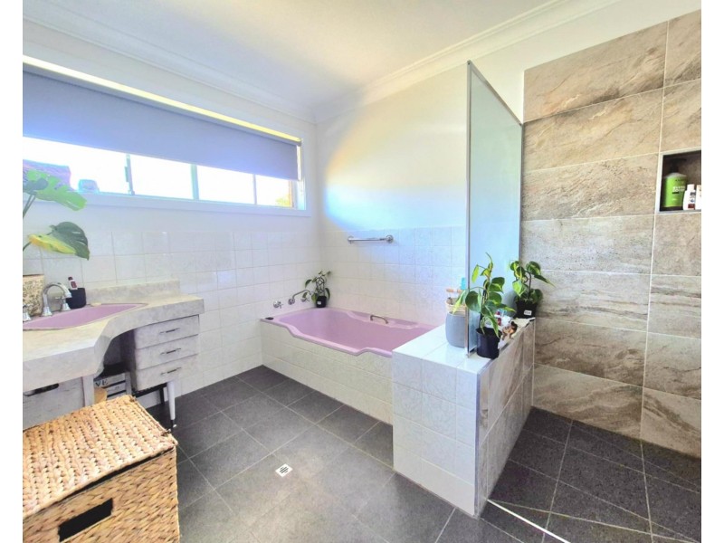 6 Albert St, Cootamundra NSW 2590