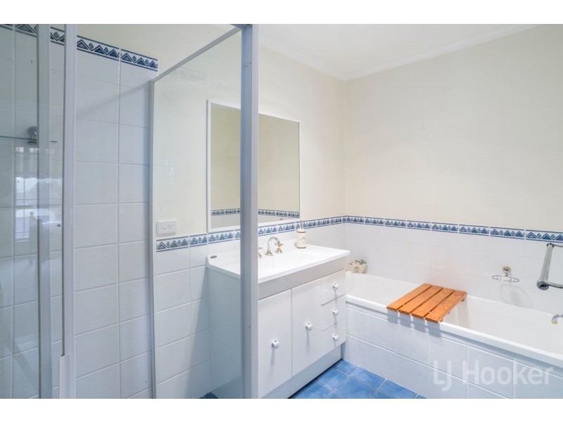 2 English Grove, Jerrabomberra NSW 2619