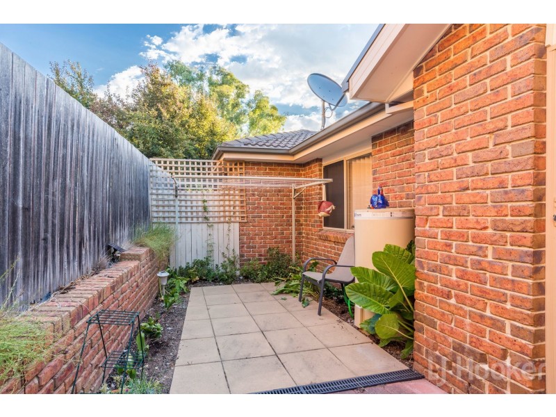 2 English Grove, Jerrabomberra NSW 2619