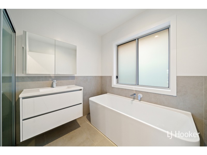 16 Rosa Street, Googong NSW 2620