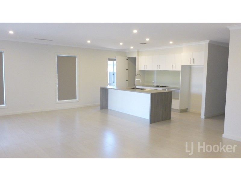 8 Carl Street, Googong NSW 2620