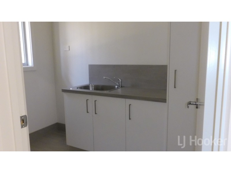 8 Carl Street, Googong NSW 2620