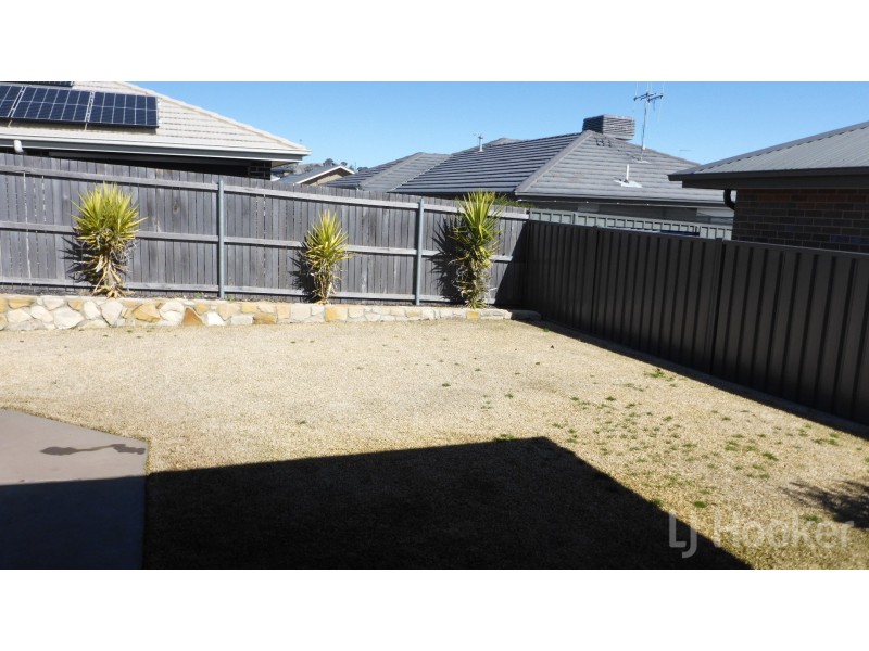 8 Carl Street, Googong NSW 2620