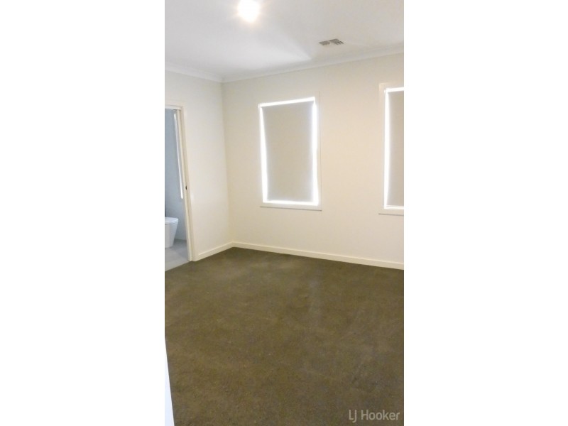 8 Carl Street, Googong NSW 2620