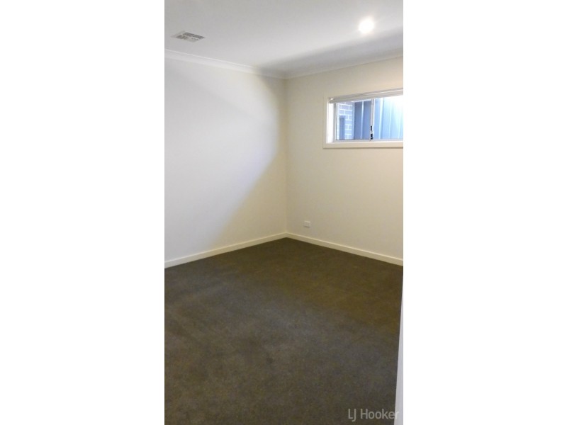 8 Carl Street, Googong NSW 2620