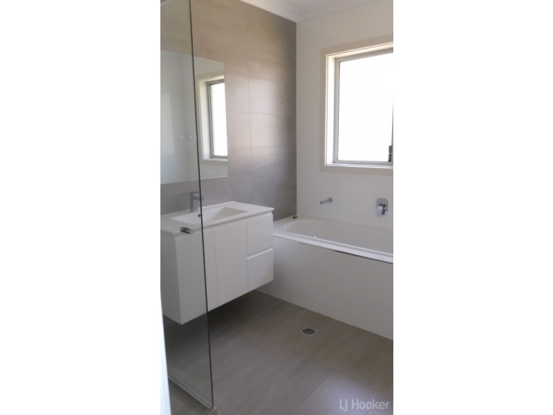 8 Carl Street, Googong NSW 2620