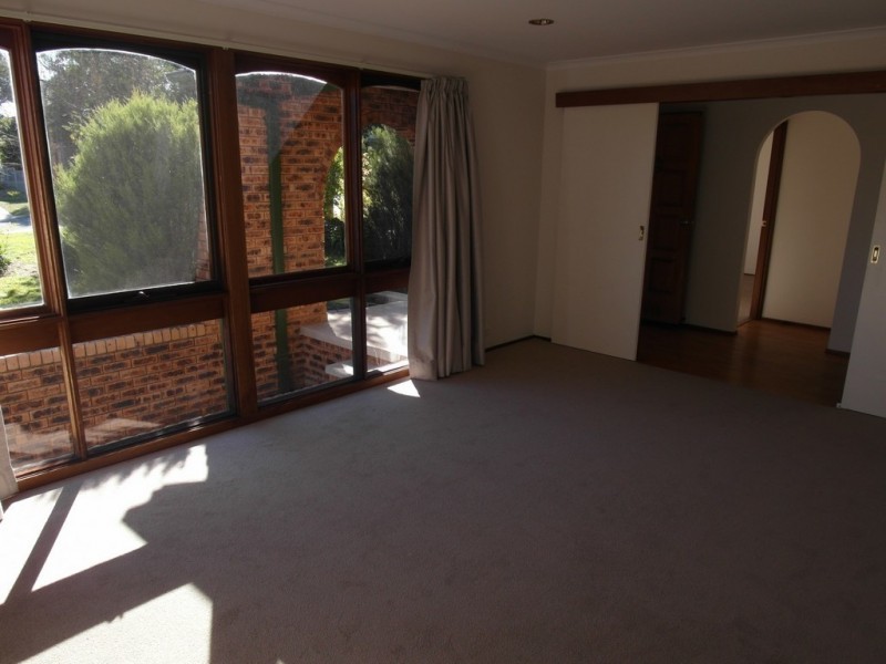 16 Graham Place, Queanbeyan West NSW 2620