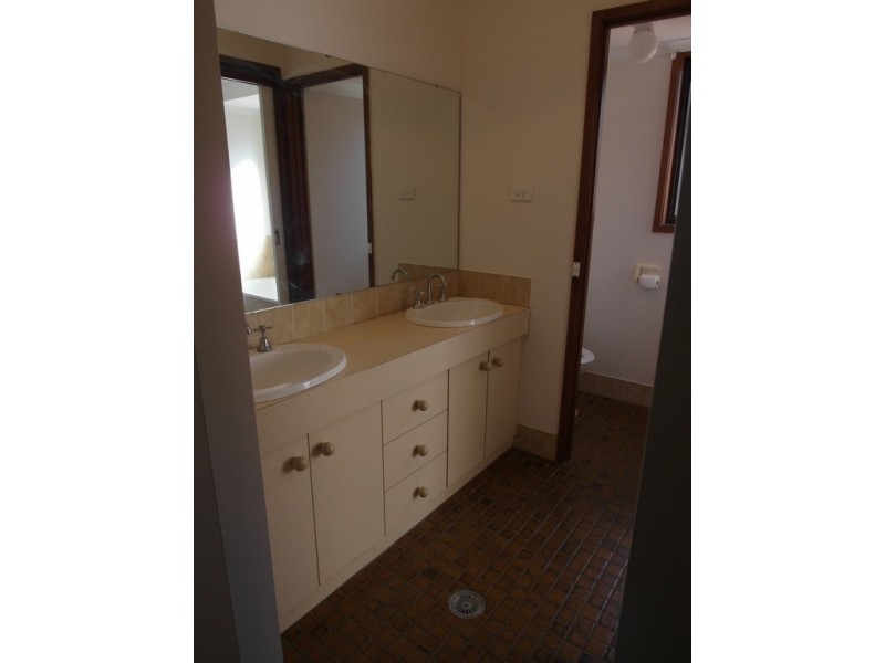 16 Graham Place, Queanbeyan West NSW 2620