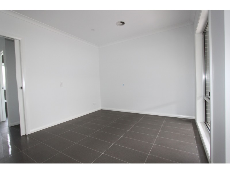 24 Tabrett Street, Googong NSW 2620