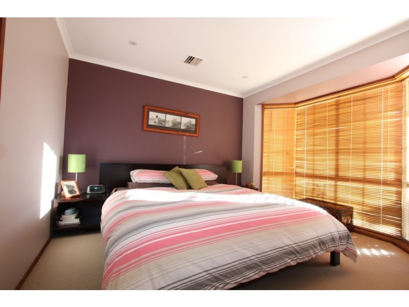 6 Snowgum Place, Jerrabomberra NSW 2619