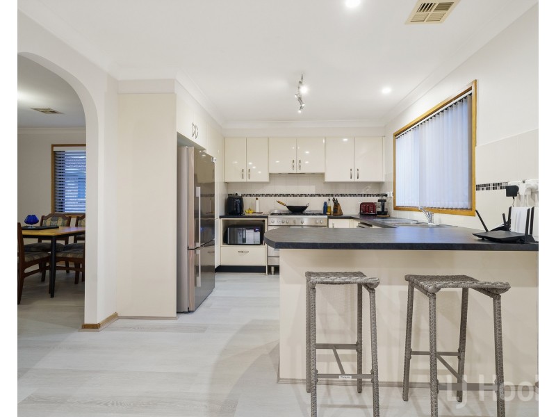 63 Crest Park Parade, Queanbeyan West NSW 2620